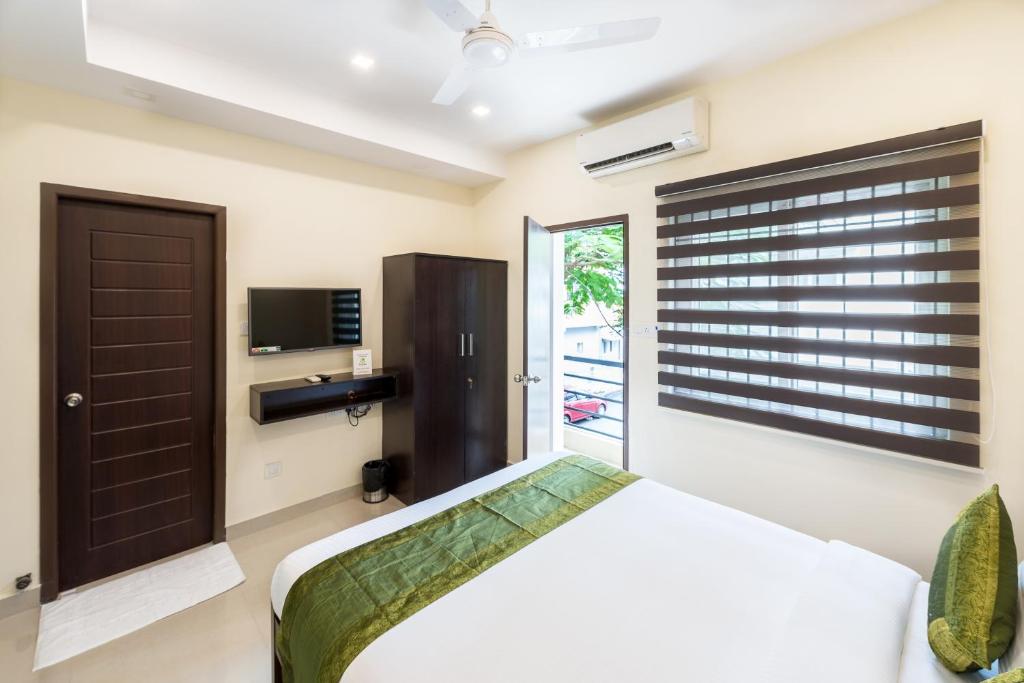 Postel nebo postele na pokoji v ubytování Treebo Adin Residence Chennai Trade Centre