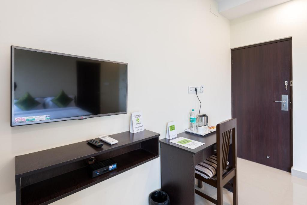 TV a/nebo společenská místnost v ubytování Treebo Adin Residence Chennai Trade Centre