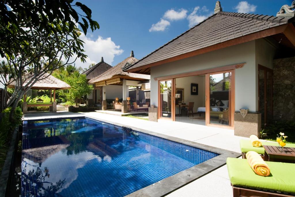 uma imagem de uma piscina numa villa em Bumi Linggah Villas Bali em Sukawati