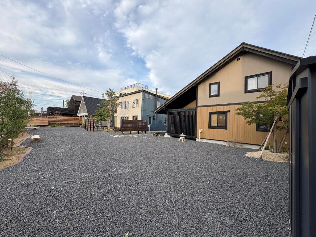 eine Kieseinfahrt in einem Hof neben einem Haus in der Unterkunft yado suzuka 1 in Suzuka