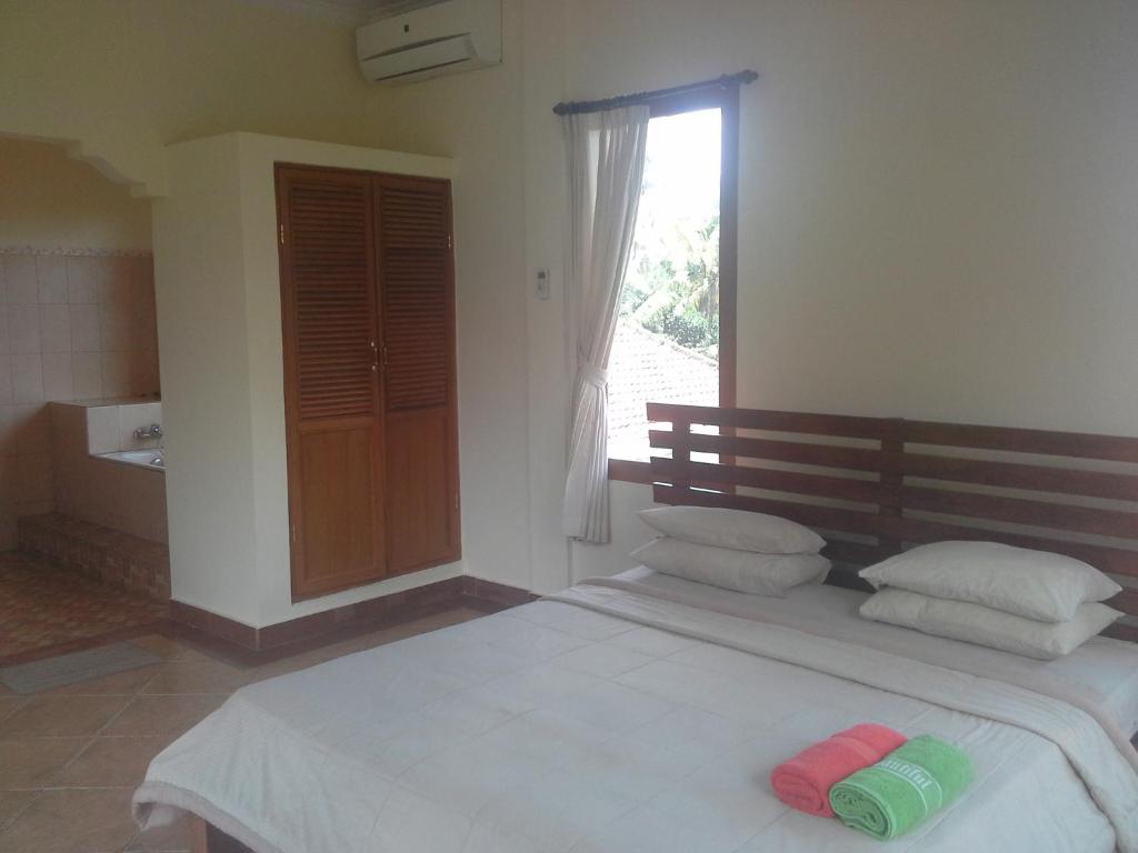 Postel nebo postele na pokoji v ubytování dewi ayu accomodation