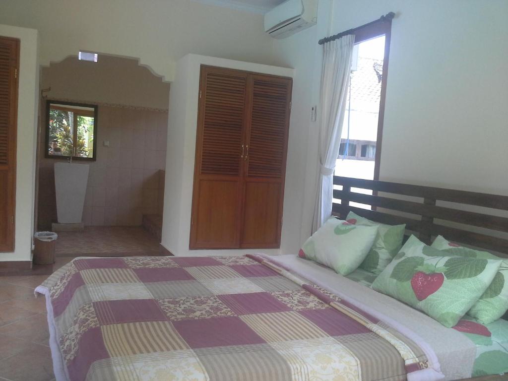 Postel nebo postele na pokoji v ubytování dewi ayu accomodation