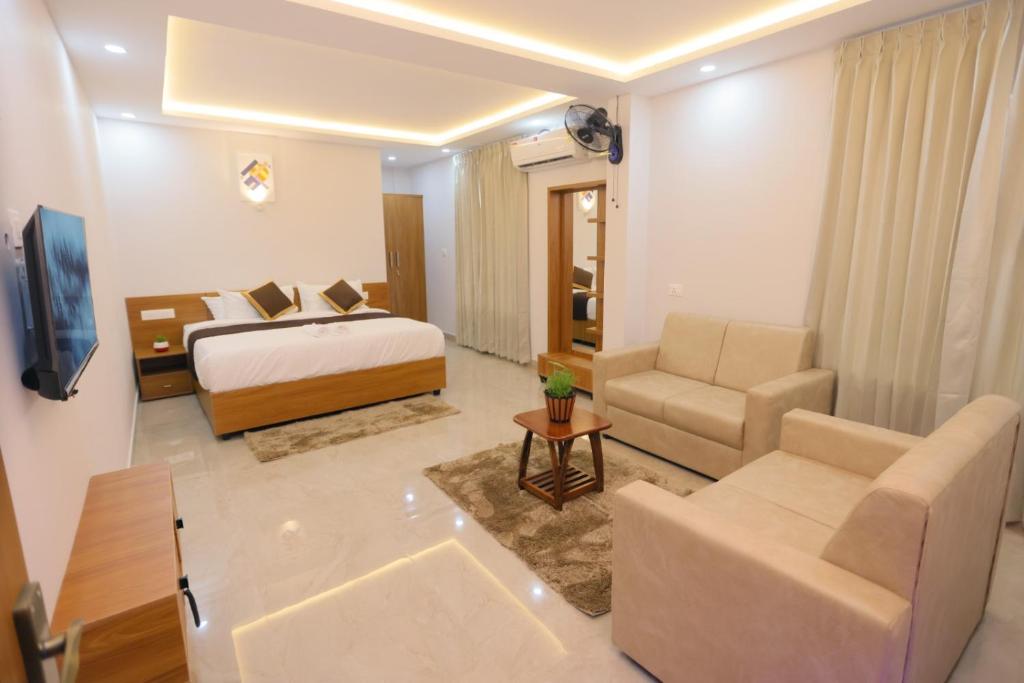 een hotelkamer met een bed en een woonkamer bij Munderi Green Mounts - Premium Pool Stay Near Kalpetta, Wayanad in Kalpatta