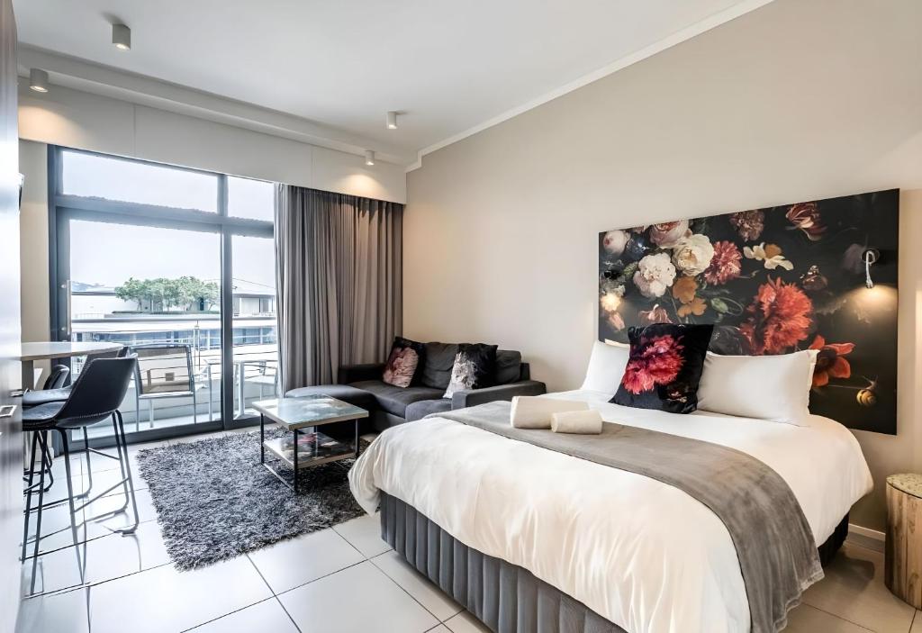 En eller flere senge i et værelse på Menlyn Maine Residences 813