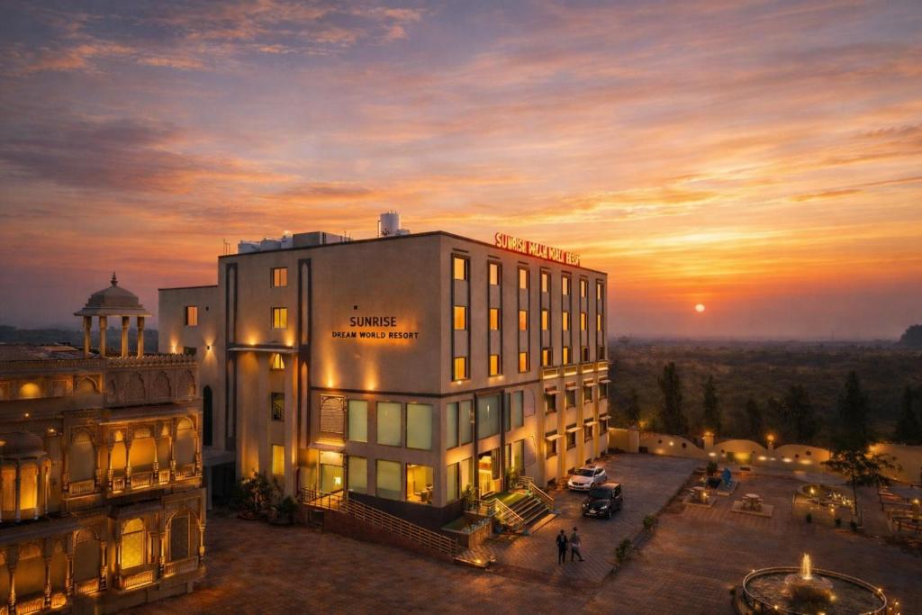 Solopgangen eller solnedgangen set fra resortet