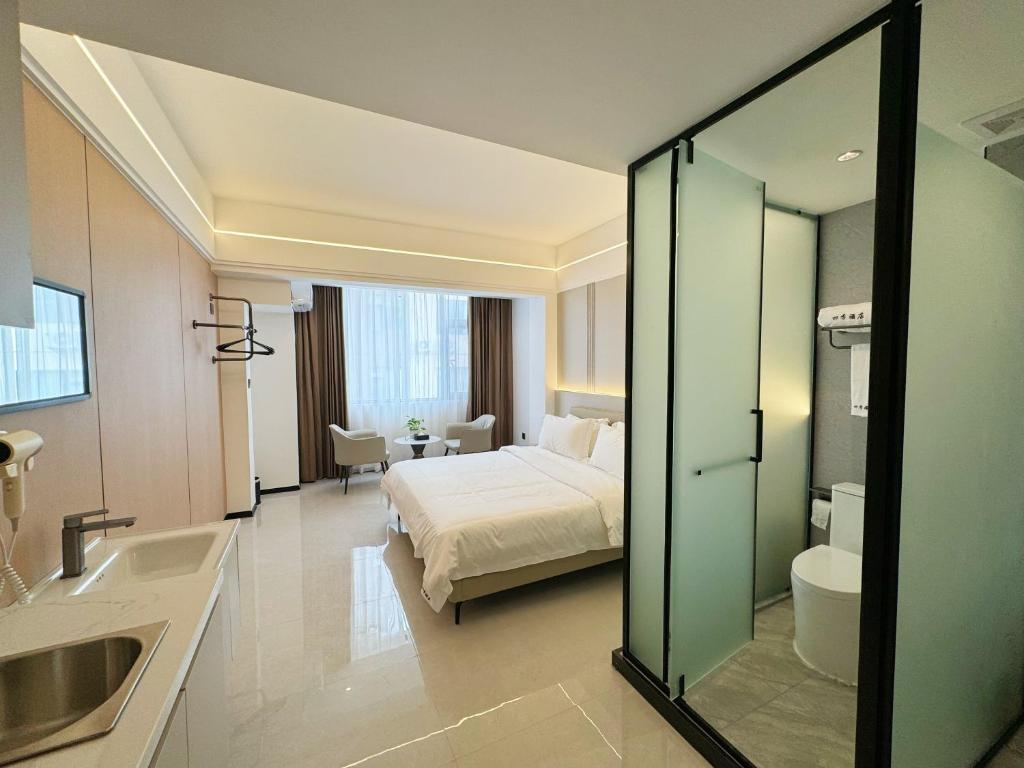 万象四季Four Seasons Hotel的一间带床和浴室的酒店房间