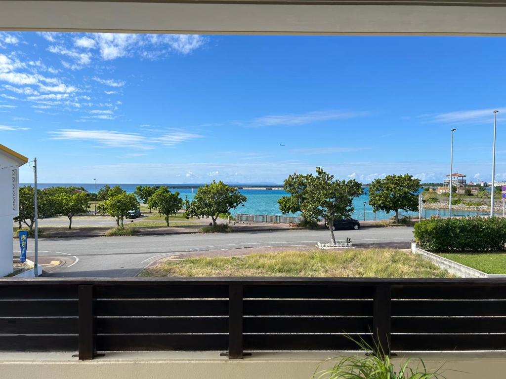 uitzicht op de oceaan vanaf een balkon bij BARi OKINAWA in Itoman