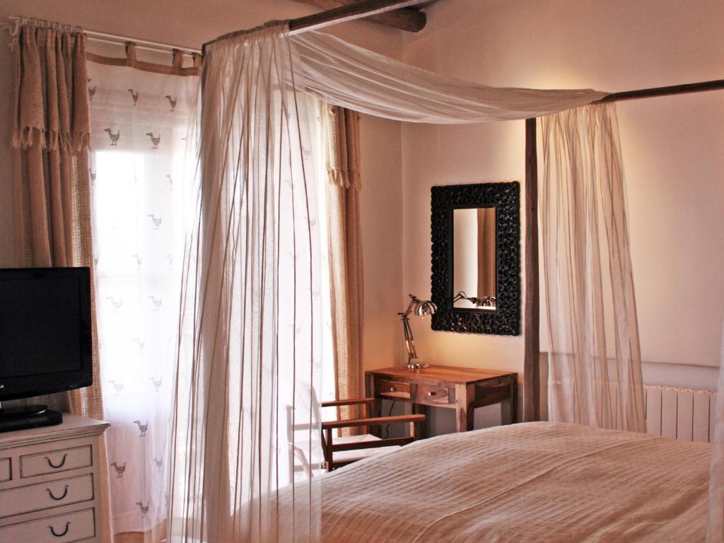 Apokryfo Traditional Guesthouse - Double Room With Balcony & Pool View (Walnut)