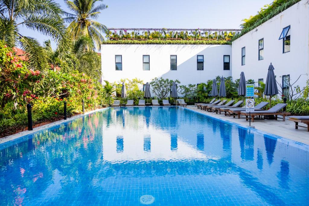 een zwembad voor een gebouw bij Onederz Kampot in Kampot