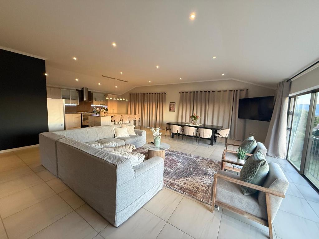 un grand salon avec un canapé et une table dans l'établissement Luxe Stay Somerset West 4, à Somerset West