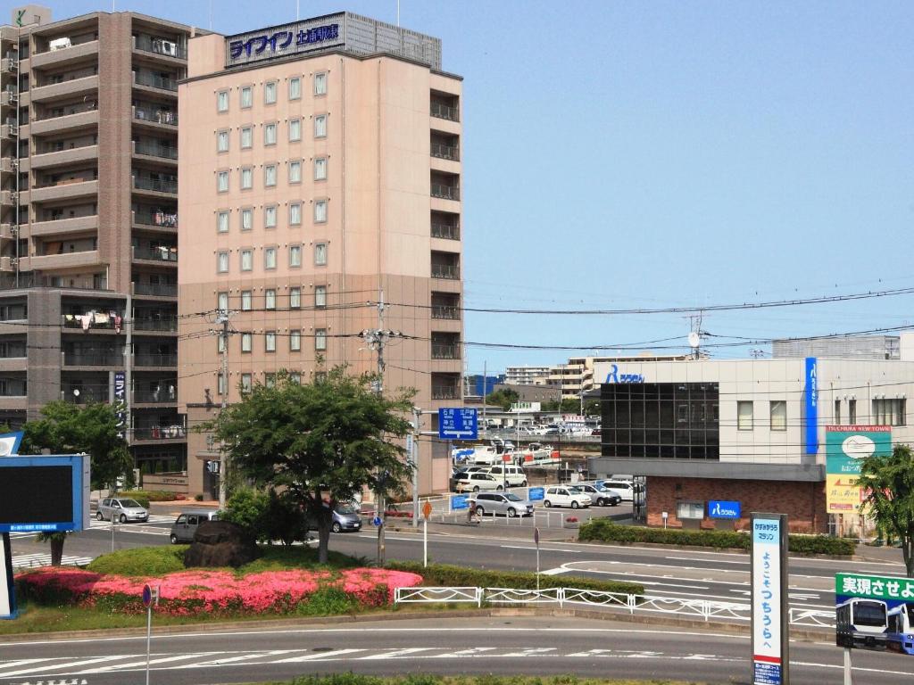 vistas a una ciudad con un edificio alto en Crown Hills Tsuchiuraekihigashi, en Tsuchiura