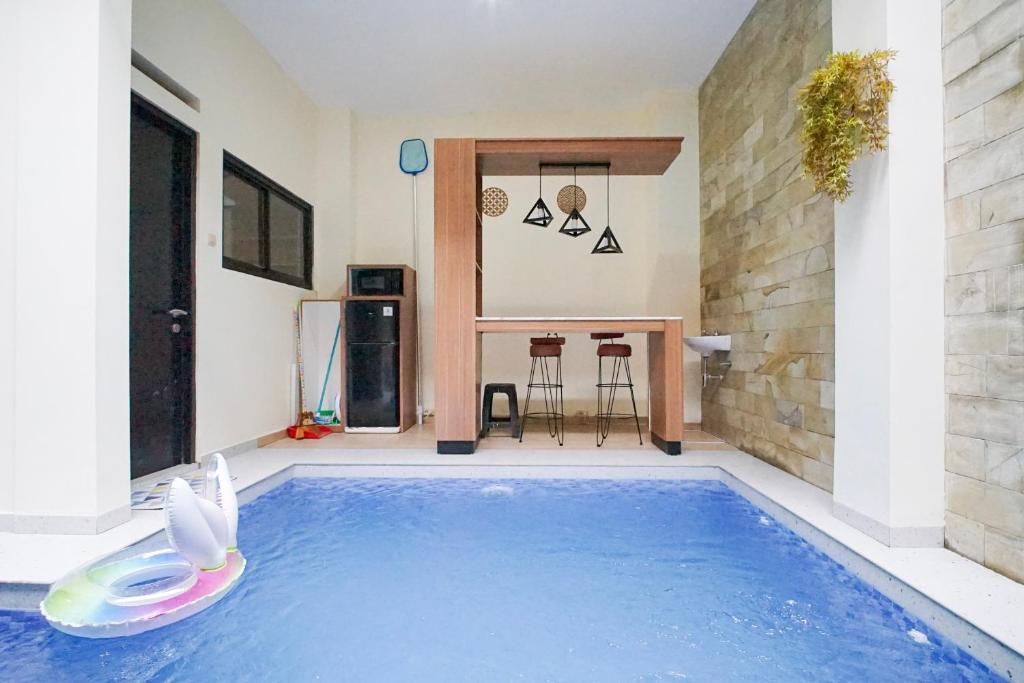 een zwembad met een frisbee erop bij Villa Aruna Kolam Renang Private in Godean