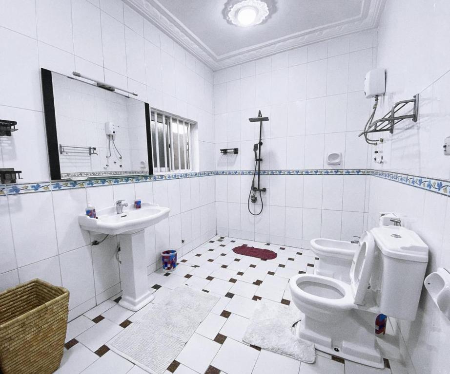 Koupelna v ubytování Very spacious furnished apartment