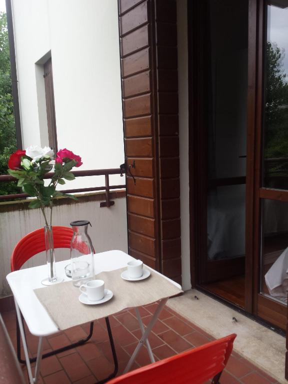 a table with a vase of flowers on a balcony at Appartamentino uso esclusivo in Padova