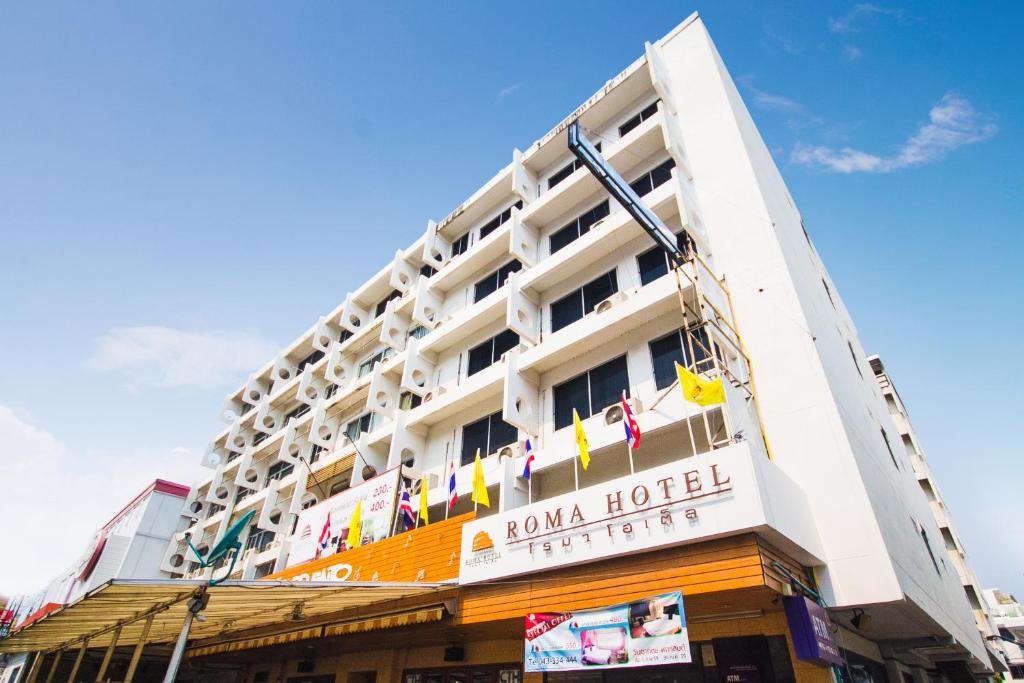 um edifício de hotel com uma fila de bandeiras em Roma Hotel em Khon Kaen