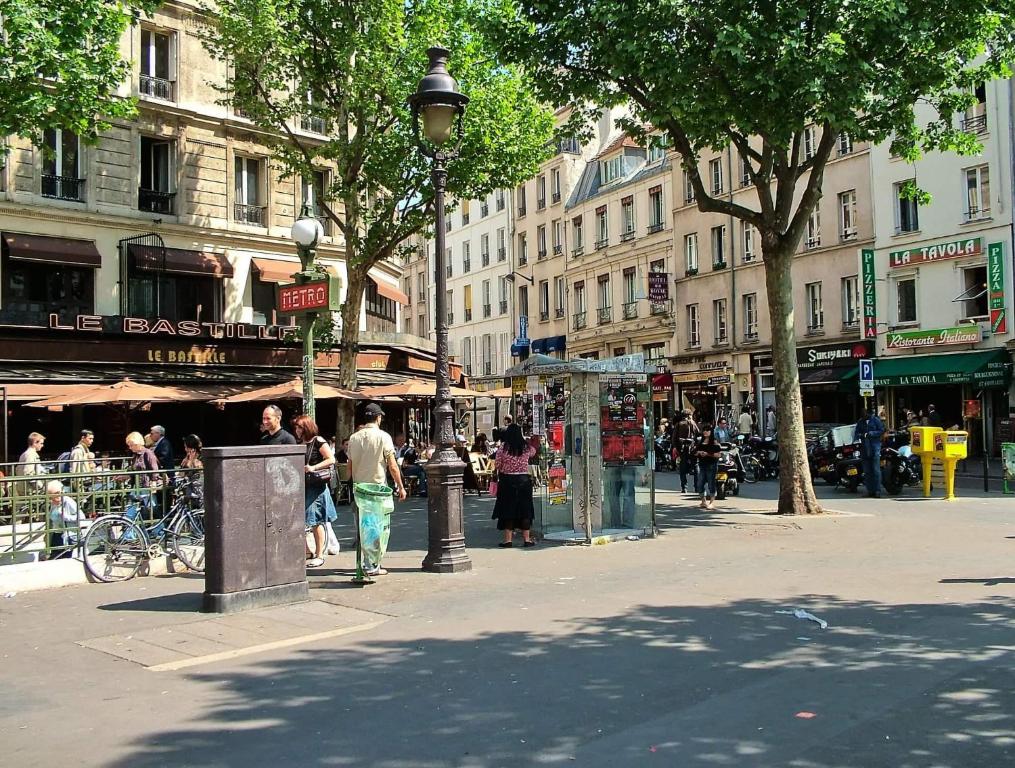 een groep mensen die op een straat lopen bij Nice place Paris center in Parijs