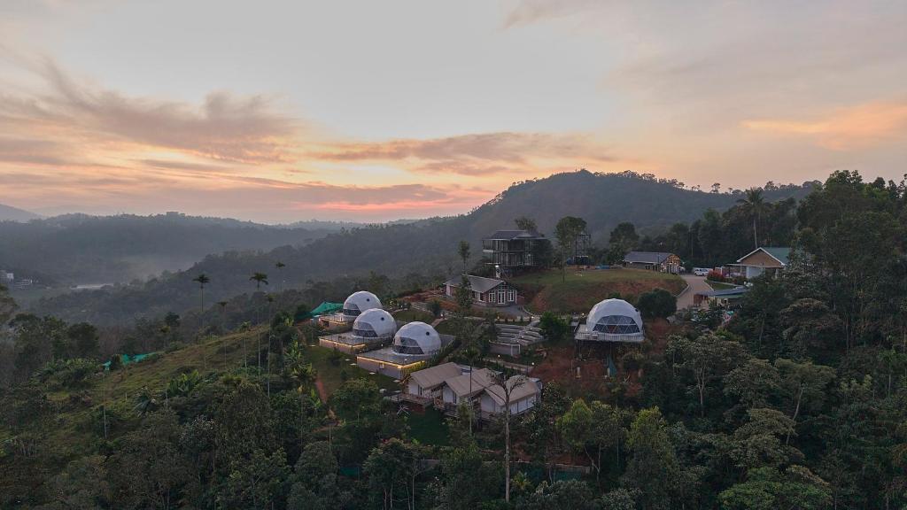 een luchtfoto van een huis op een heuvel bij Astara Munnar in Munnar