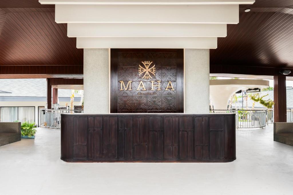 een restaurant met een Maria-bord op de gevel van een gebouw bij Maha Resort Bali in Pererenan