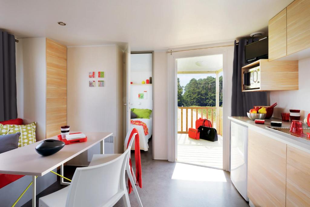 Kuchyň nebo kuchyňský kout v ubytování Camping Les Garennes