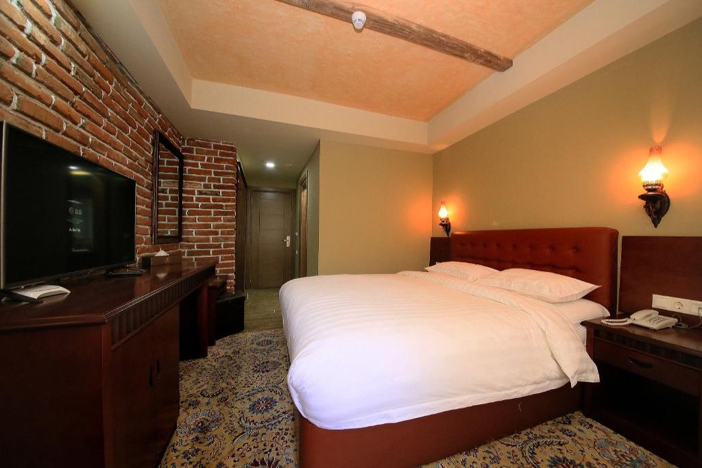 Postel nebo postele na pokoji v ubytování Borjomi Palace Health & Spa Center