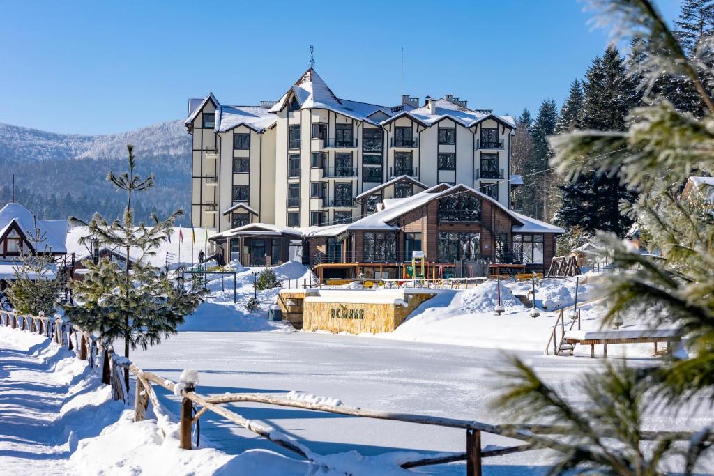 een groot gebouw in de sneeuw voor een resort bij Osonnya Karpaty RESORT MEDICAL & SPA in Skhidnitsa