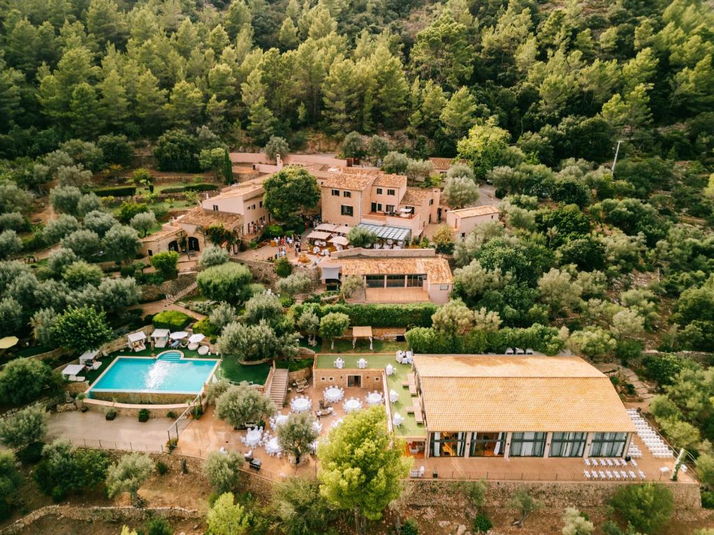 vue aérienne d'une maison avec piscine dans l'établissement Hotel Rural S'Olivaret & Spa, à Alaró