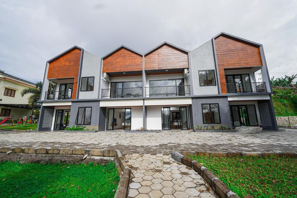een groot gebouw met een binnenplaats ervoor bij Naava Village in Tagalbato
