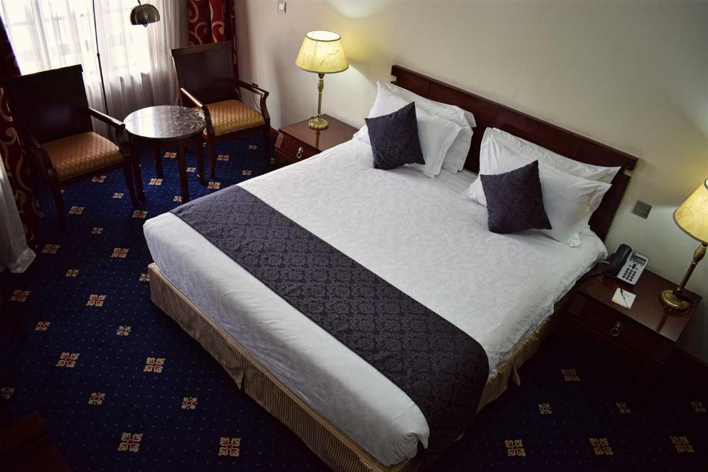 Uma cama ou camas num quarto em Weston Hotel