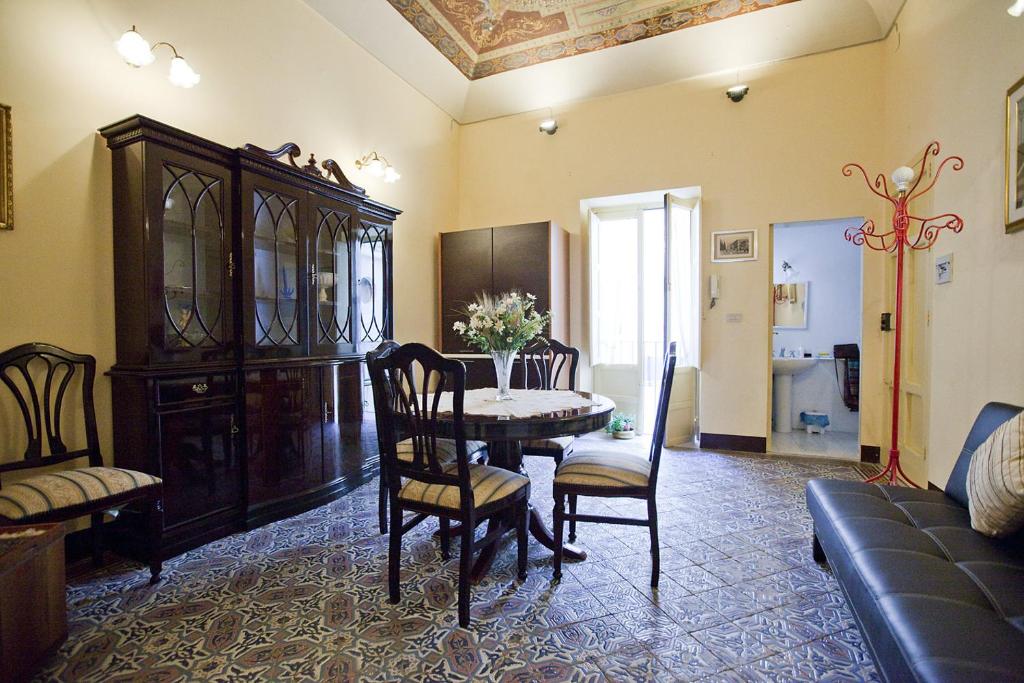 salon ze stołem, krzesłami i kanapą w obiekcie Casa Signorile w Trapani