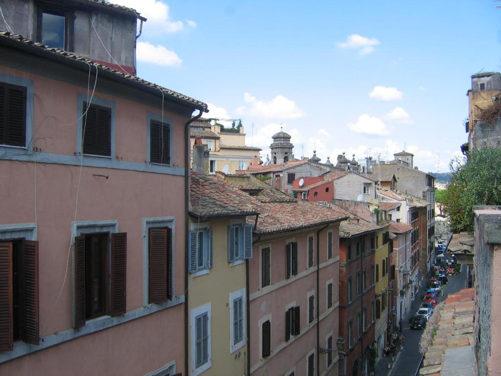 uitzicht op een straat met gebouwen bij Have a nice day at Piazza Navona in Rome