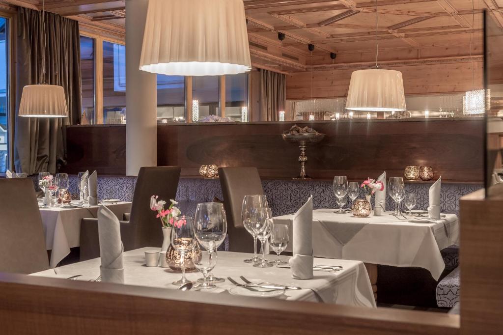 Reštaurácia alebo iné gastronomické zariadenie v ubytovaní Alpen-Wellness Resort Hochfirst