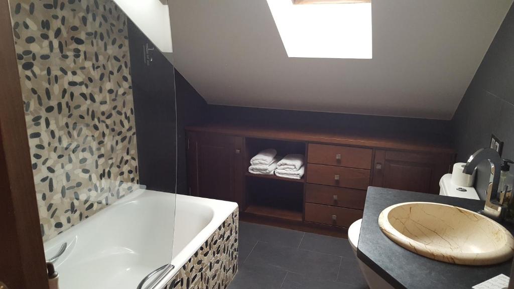 a bathroom with a tub and a toilet and a sink at Hotel Rural La Casa del Peregrino in El Acebo de San Miguel