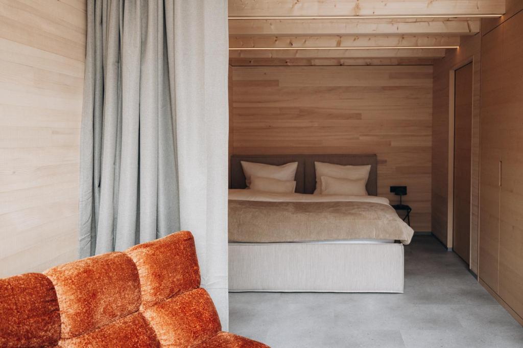 une chambre avec un lit et un canapé dans l'établissement Zalbander Chalets, à Silbertal