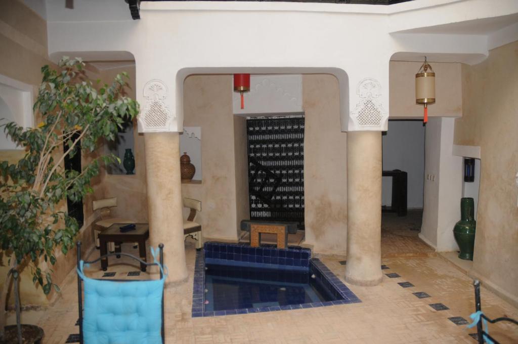ein Verkostungsraum mit einem Pool in der Mitte eines Gebäudes in der Unterkunft Riad Sabbah in Marrakesch