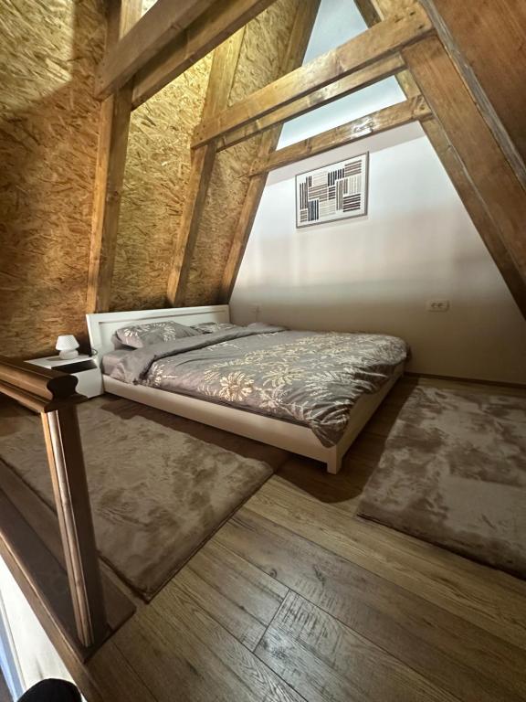 een kleine slaapkamer met een bed en een raam bij Monte Village in Nikšić