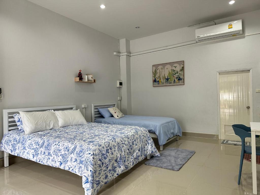 a bedroom with a bed and a air conditioner at hidden loft, 5 mins to Songklanagarind Hospital โรงพยาบาลมอ หาดใหญ่ only 4 people in Hat Yai