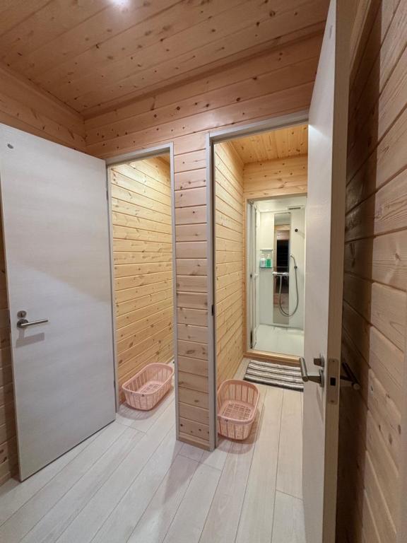 een sauna met twee roze stoelen en een deur bij Bar&Lodge Duck in Gujo