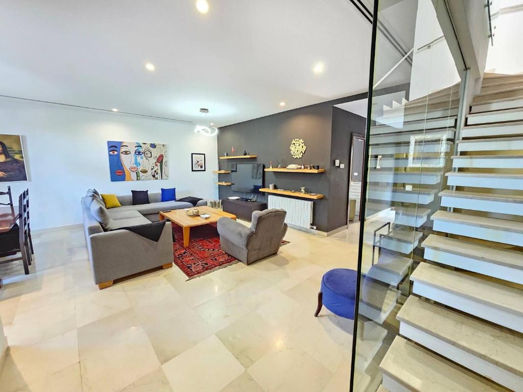 Et opholdsområde på Elegant and modern villa V 04