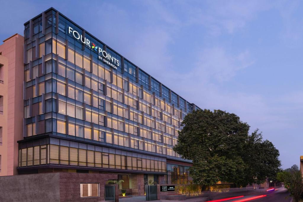 een hoog gebouw met een hotelbord erop bij Four Points by Sheraton Amritsar, Mall Road in Amritsar