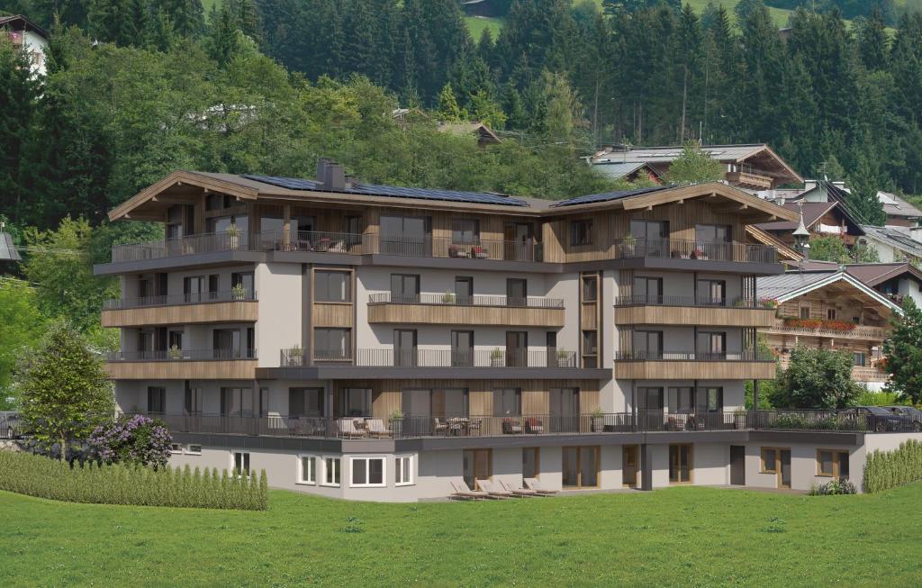 un grande edificio in mezzo a un campo verde di by franz a Kirchberg in Tirol