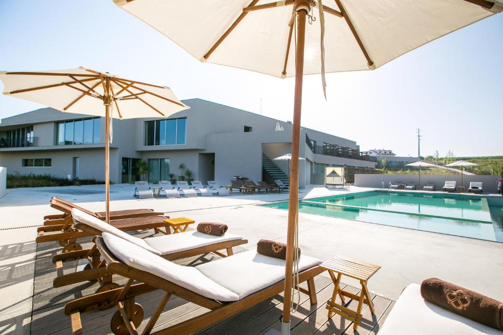 A piscina localizada em Vale d'Azenha Hotel Rural & Residences ou nos arredores