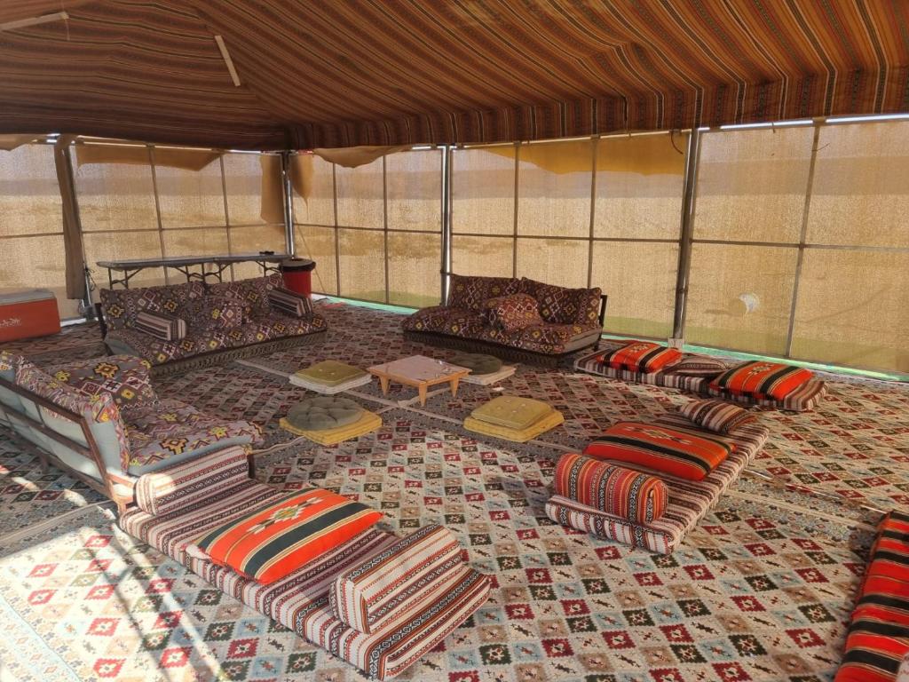 En eller flere senge i et værelse på Qurayyat Dhabab