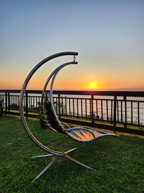 een metalen sculptuur van een surfplank voor de oceaan bij 305 Guest House in Amanzimtoti