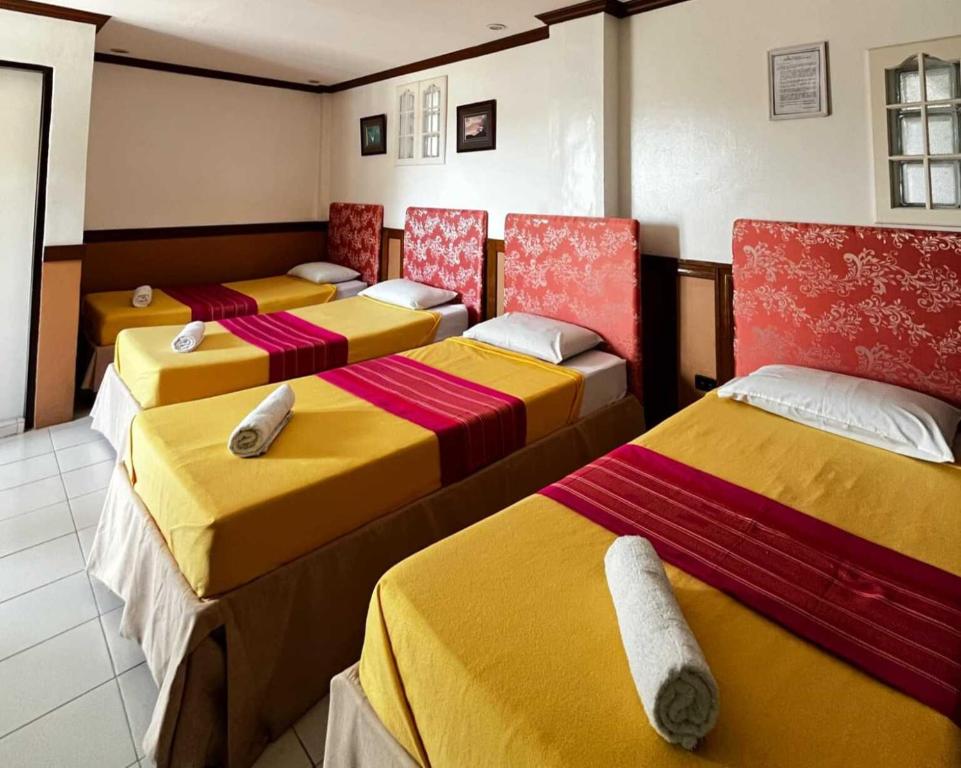 een groep van vier bedden in een kamer bij Palette Gems Hotel and Conference Center in Antipolo