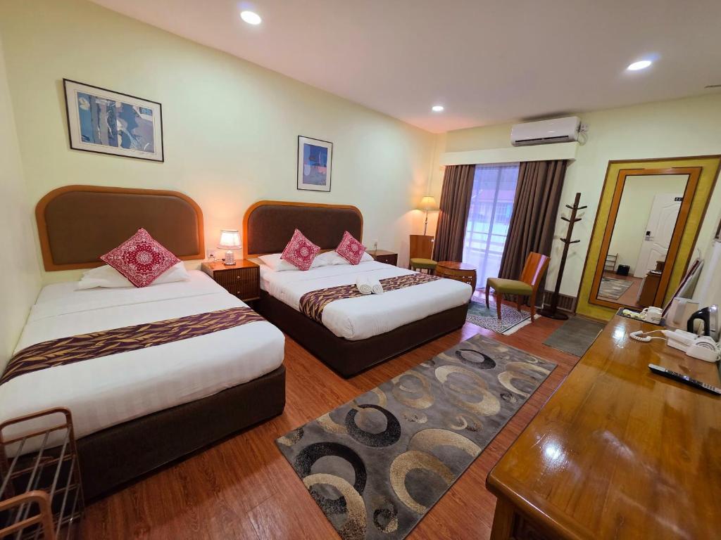 En eller flere senge i et værelse på Grand Luxury Hotel Semporna