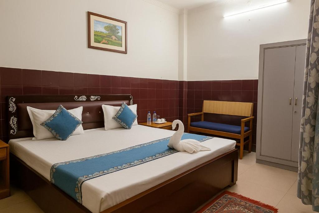 ein Schlafzimmer mit einem Bett mit einem Schwan darauf in der Unterkunft The Ayodhya Ji Palace in Ayodhya