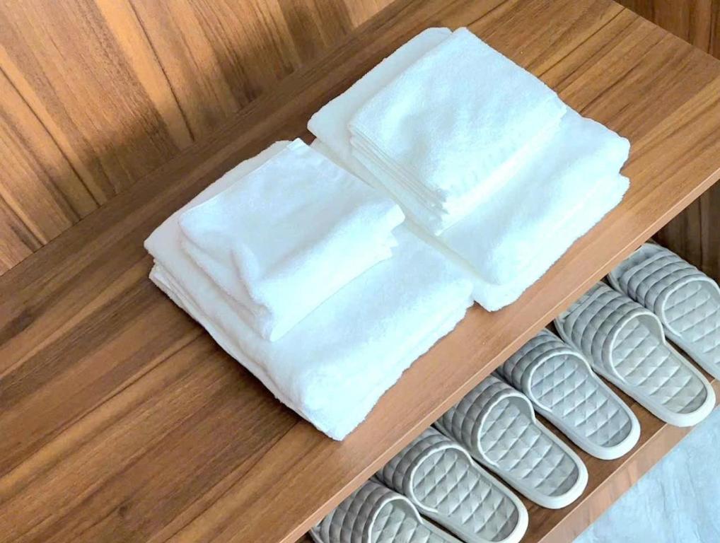 een tafel met witte handdoeken en pillen erop bij Lộc Phát hotel Mộc Châu in Bả Duộc