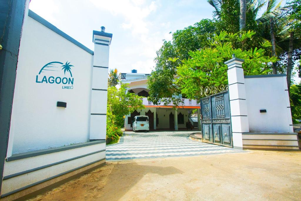 un cancello di un edificio con il cartello di affitto della laguna sopra di Lagoonlike Hiriketiya a Dikwella