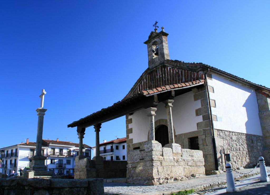 an old church with a cross on top of it at Apartamento Orgaz in Candelario