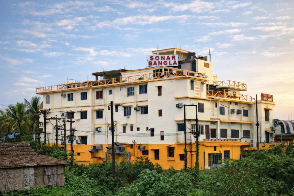 ein Gebäude mit einem Schild darauf in der Unterkunft Sonar Bangla's Motel Midway in Howrah